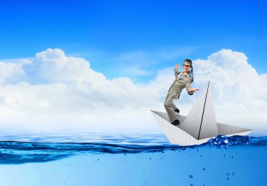 Businesman kağıt tekne üzerinde