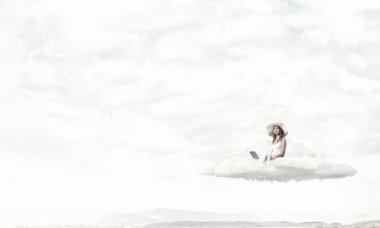 Laptop kullanan bayan