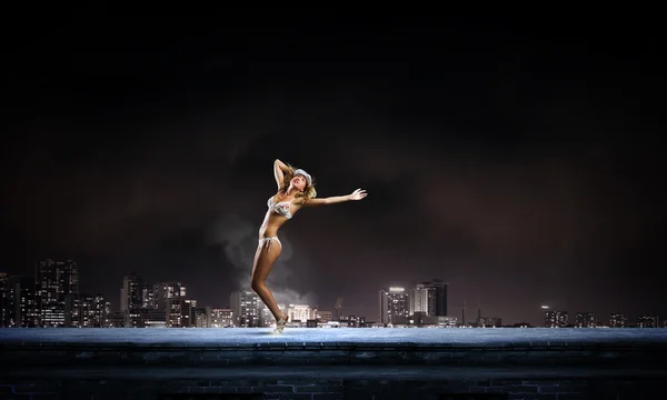 Bionda ballerina in bikini — Foto Stock