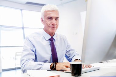 Başka bir office gün bilgisayar önünde