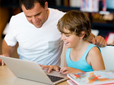 Küçük bir çocuk ve babası ile laptop