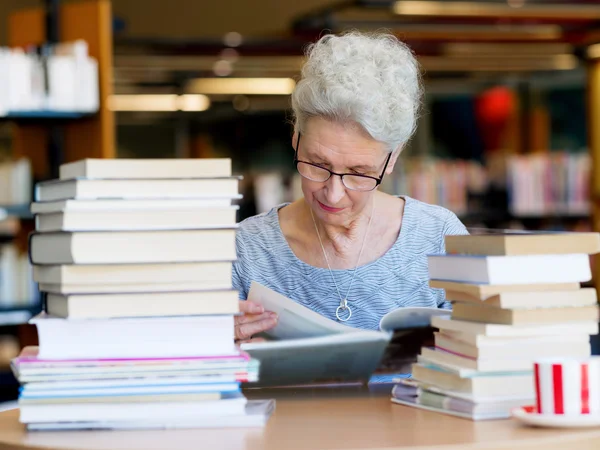 Przy jej razem z nowych książek — Zdjęcie stockowe