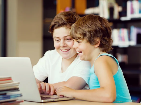 Dos chicos en la biblioteca — Foto de Stock