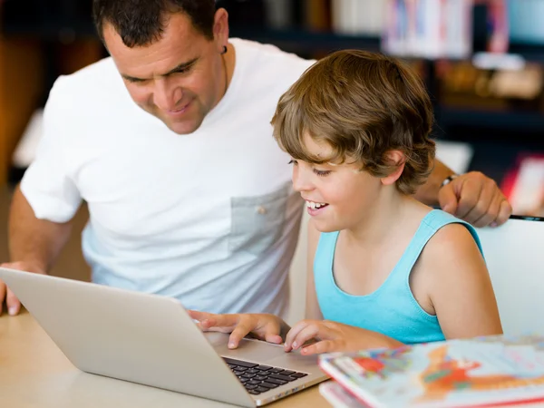 Liten pojke och hans far med laptop — Stockfoto