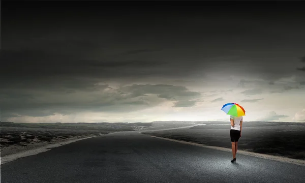 Zakenvrouw met paraplu — Stockfoto