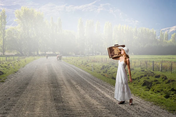 Ela está viajando leve — Fotografia de Stock