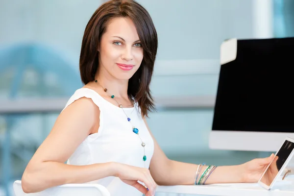 Mujer de negocios exitosa moderna — Foto de Stock