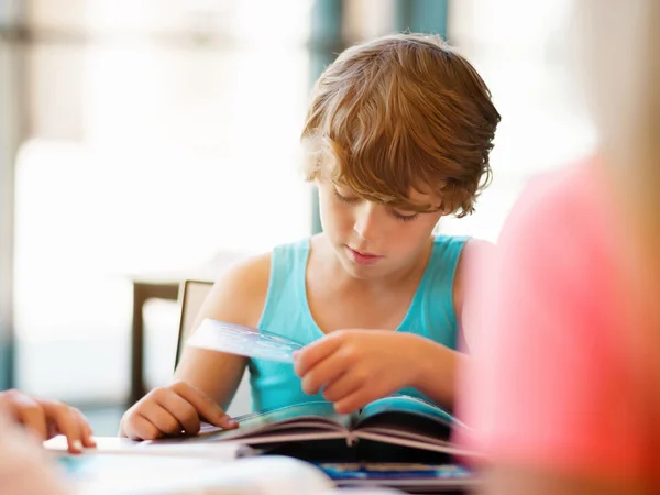 Junge in der Bibliothek — Stockfoto