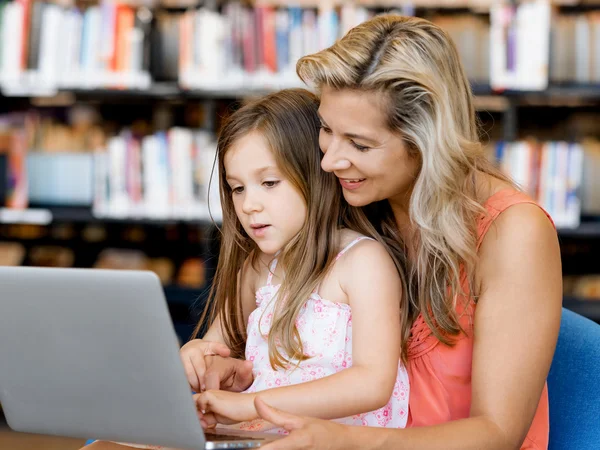 Technologia i zabawa w bibliotece — Zdjęcie stockowe