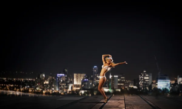 Bionda ballerina in bikini — Foto Stock