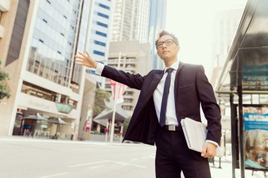 Bir taksi şehirde sallayarak