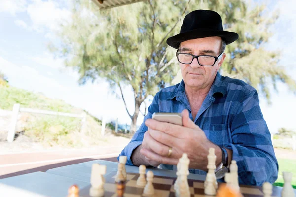 Old man with his mobile — Stock Photo, Image