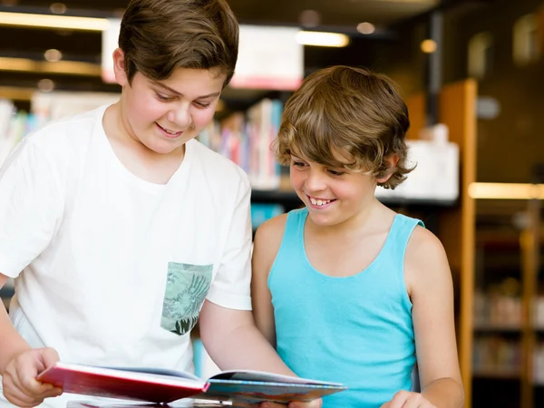 Två pojkar i biblioteket — Stockfoto