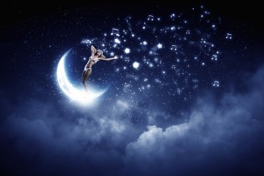 Bikinili sarışın dans