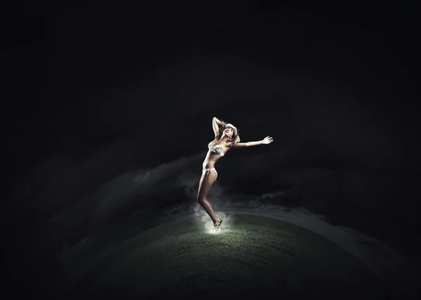Танцующая блондинка в бикини — стоковое фото