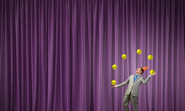 Empresario haciendo malabares con pelotas — Foto de Stock