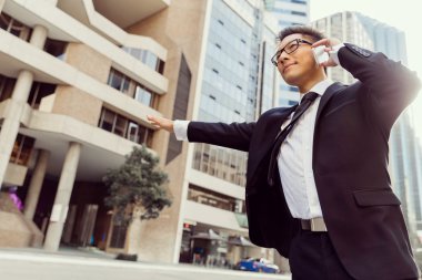 Bir taksi şehirde sallayarak