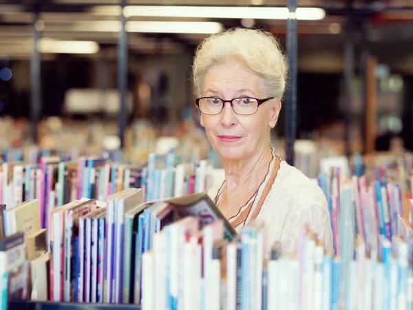 Tar sin tid med nya böcker — Stockfoto