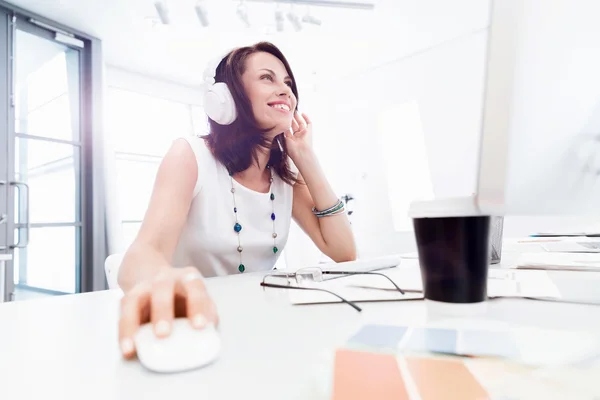 Mujer con auriculares — Foto de Stock