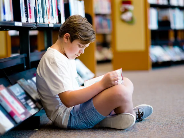 Garçon dans la bibliothèque — Photo