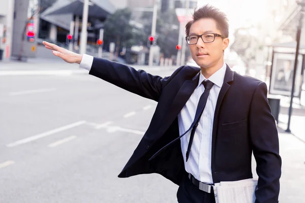 Waving for a taxi in city — Stock Photo, Image