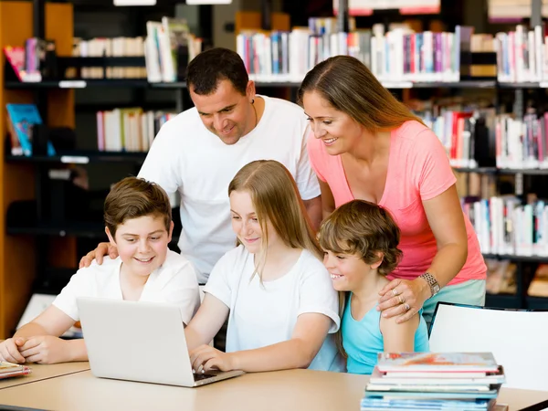 Famiglia in biblioteca — Foto Stock