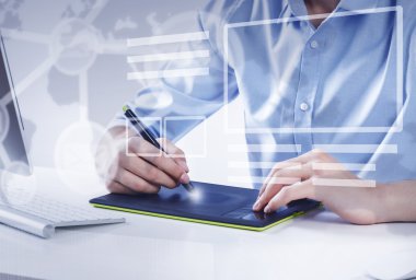 Grafik tasarımcısı iş başında