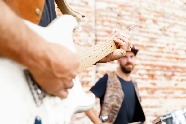 Playing music in the street — Stock Photo, Image