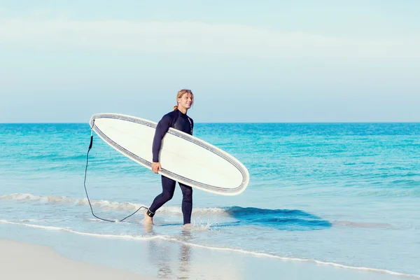 Pronti a colpire le onde — Foto Stock