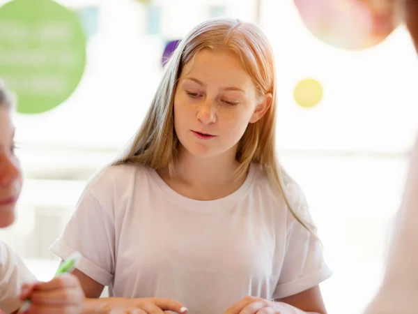 Adolescente chica con libros — Foto de Stock