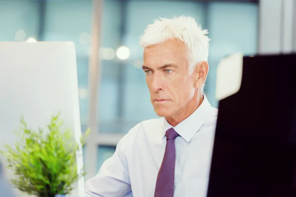 Noch ein Bürotag vor dem Computer — Stockfoto