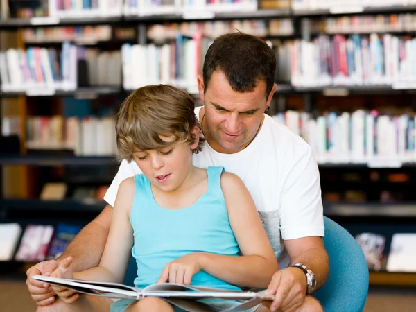 Padre con hijo en la biblioteca —  Fotos de Stock