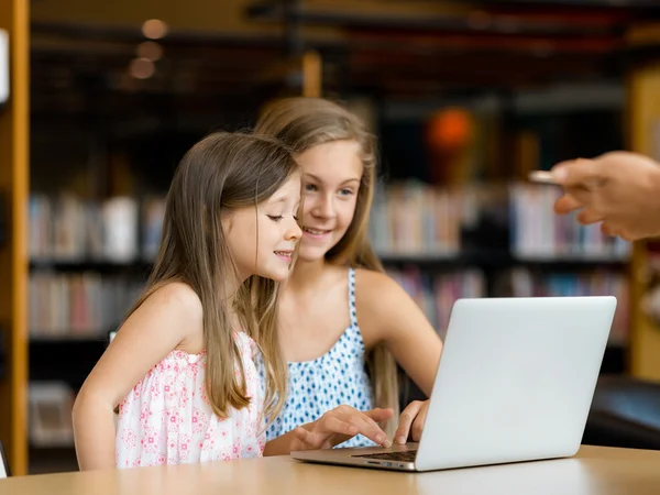 Technologia i zabawa w bibliotece — Zdjęcie stockowe