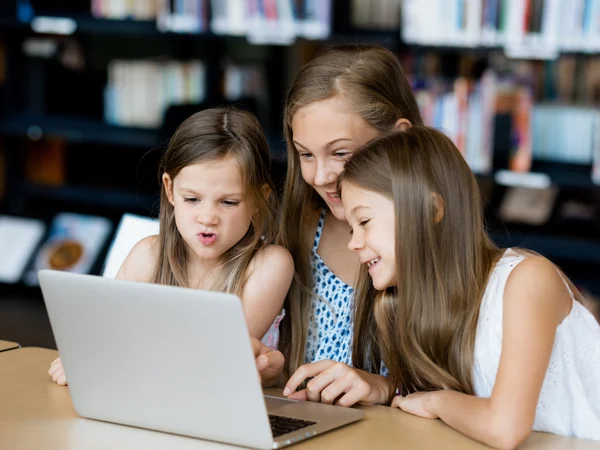 Technologie in de bibliotheek — Stockfoto