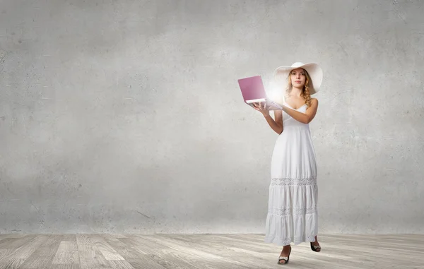 Lady using laptop — Stock Photo, Image