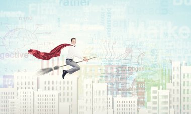 Adam süpürge üzerinde