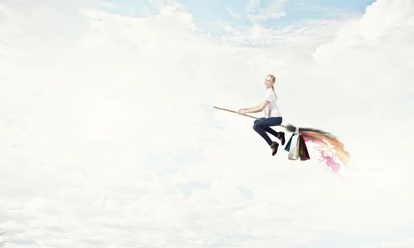 Chica volar en escoba — Foto de Stock