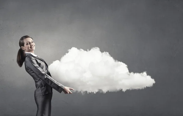 Frau hält Wolke — Stockfoto