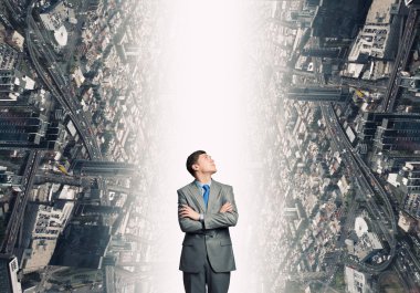 İki bölümü arasında