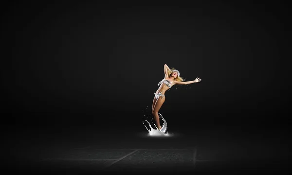 Танцююча блондинка в бікіні — стокове фото