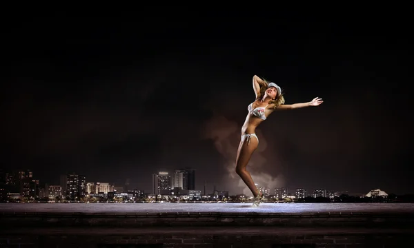 Bailando rubia en bikini —  Fotos de Stock