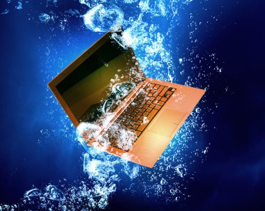 Su altında laptop