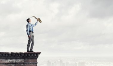 Yakışıklı saksofoncu. Kavram görüntü