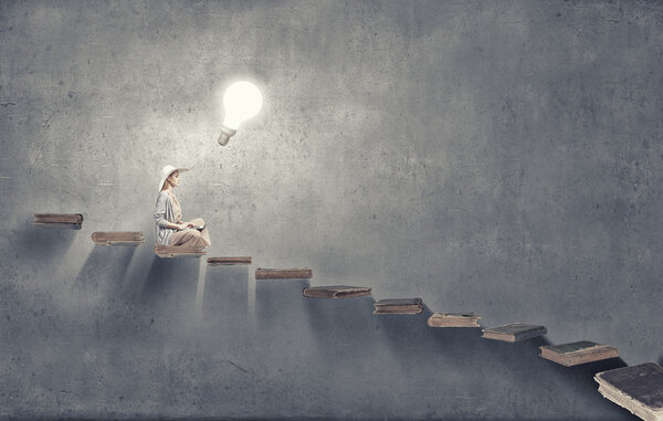 Романтичная женщина с ноутбуком
