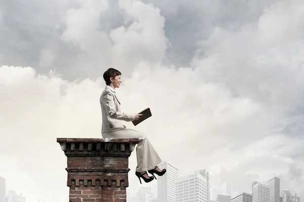 Mujer con libro — Foto de Stock