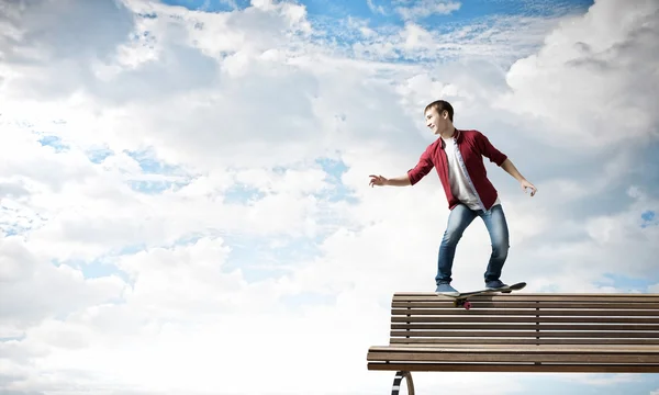 Guy op skateboard — Stockfoto