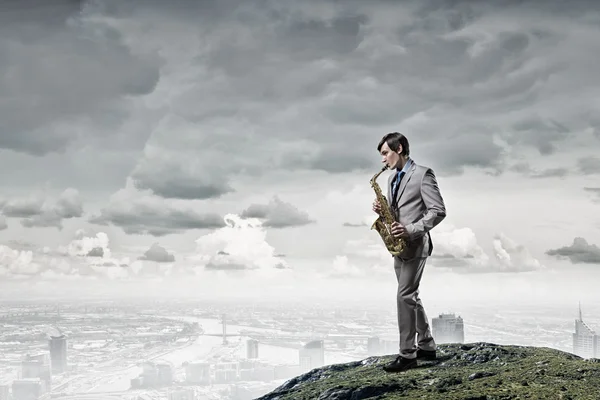 Knappe saxofonist. Concept afbeelding — Stockfoto