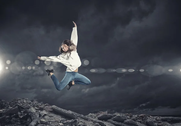 ジャンプでのダンサーの女の子 — ストック写真