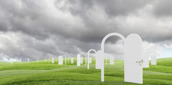 Geopende deuren in veld — Stockfoto