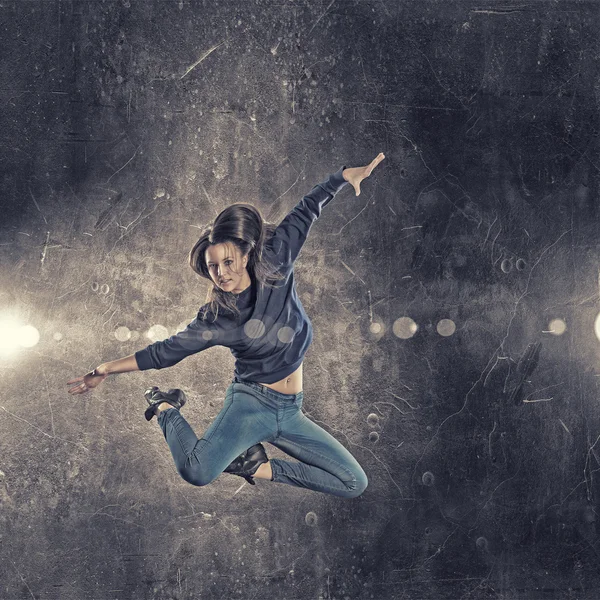 Dançarina menina no salto — Fotografia de Stock